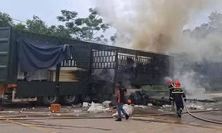 Hiện trường vụ cháy xe ô tô chở số lượng lớn hàng không rõ nguồn gốc. Ảnh: H.L