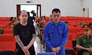 Hai bị cáo Khánh và Thành ra tòa lĩnh án. Ảnh: B.T