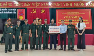 Thay mặt Công ty Cổ phần Him Lam, đại diện Báo Tiền Phong đã trao 65 triệu đồng cho Trung tâm chăm sóc, nuôi dưỡng người có công Thanh Hóa