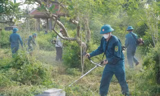 Tuổi trẻ phường Nếnh dọn dẹp vệ sinh môi trường.
