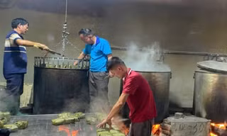 Làng bánh chưng Đất Tổ đỏ lửa từ sáng đến đêm