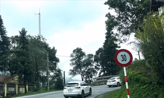 Biển báo hạn chế tốc độ 30 km/h liên tục xuất hiện trên đường lên Sa Pa: Nên hay không?