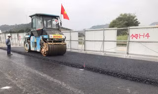 Bắt đầu thảm nhựa mặt đường cao tốc Nội Bài - Lào Cai mở rộng
