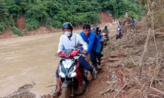 Thanh niên Điện Biên ròng rã dọn trường, sửa đường, dựng nhà sau bão lũ 