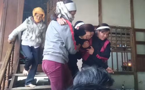 Chị Túc liên tục ngất xỉu khi dân làng đưa anh Danh ra nghĩa trang.