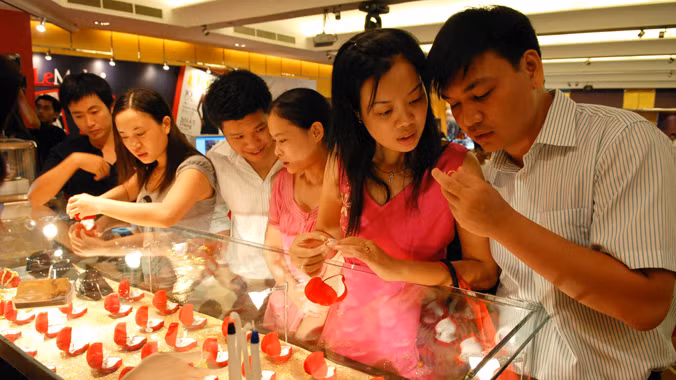 Người tiêu dùng sẽ được hưởng lợi khi mua vàng trang sức sau ngày 1/6. ảnh: Như Ý 