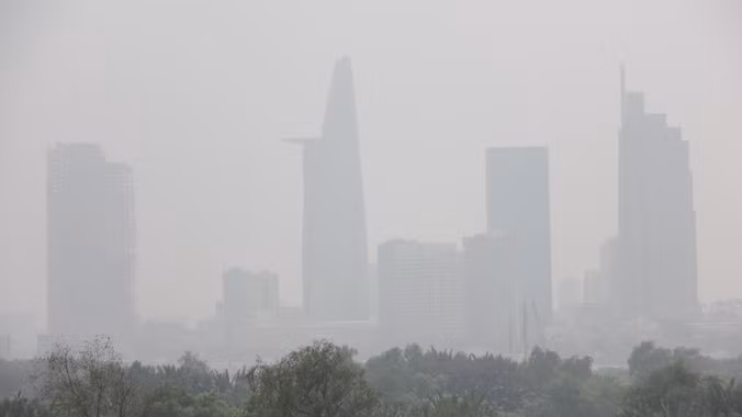 Những công trình, toà nhà cao tầng ở trung tâm Sài Gòn như "biến mất" sau lớp mù khô dày đặc suốt cả ngày 6/10.
