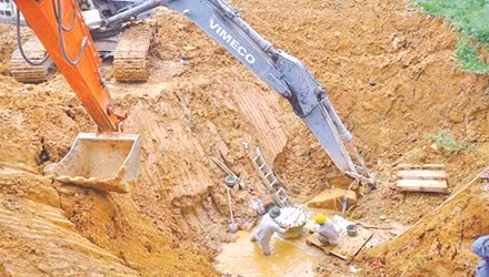 Tuyến dẫn nước sông Đà liên tục vỡ, mỗi lần khắc phục rất tốn kém. Ảnh: NT