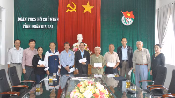 Buổi trao quà cho các cựu TNXP chống Pháp ở Gia Lai