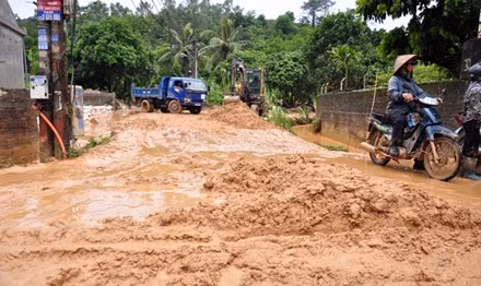 Dự án FLC Hạ Long làm bùn đất tràn xuống nhà dân. 