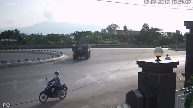 Chiếc xe chở theo những người ném hóa chất phá đường.