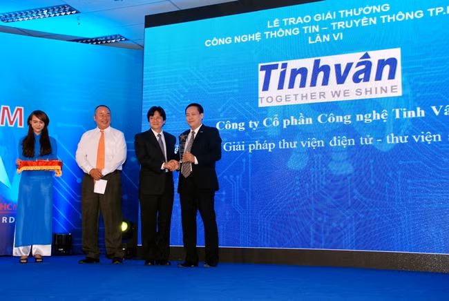 Thư viện điện tử - Thư viện số Libol, Tinhvan Group đã trở thành một trong bốn đơn vị được nhận giải thưởng “Doanh nghiệp có giải pháp và sản phẩm phần mềm tiêu biểu”