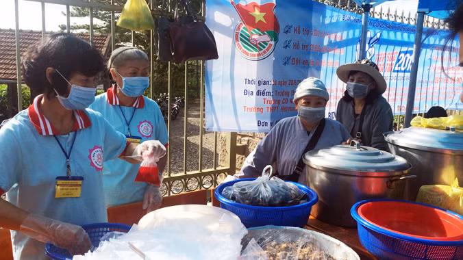 Các tăng ni, Phật tử đang chuẩn bị các suất ăn.