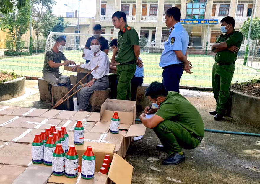 Lực lượng chức năng kiểm đếm vụ vận chuyển hơn 2.000 chai thuốc trừ cỏ