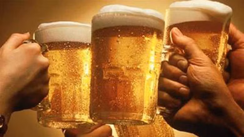  Cơ thể mỗi người chỉ tiếp nhận các chất kích thích, trong đó có rượu, bia, ở chừng mực nhất định, vượt qua ngưỡng, người uống rơi vào tình trạng rối loạn ý thức, hành vi, cảm xúc, nhẹ thì bệnh nhân còn khả năng nhận xét xung quanh, nặng thì không kiểm so