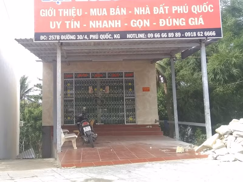 Một điểm giao dịch đất đai tại Phú Quốc nay vắng tanh suốt ngày. Ảnh: CTV.