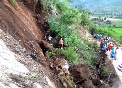 Hàng chục người đào bới đưa hai công nhân bị thương đi cấp cứu. Ảnh: Kh.Uyên.