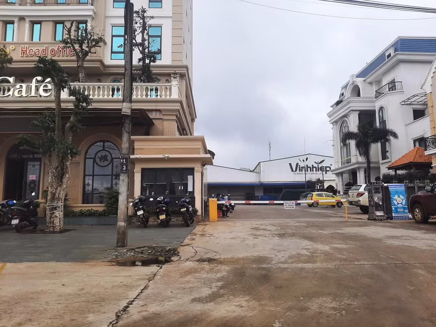 Công ty Vĩnh Hiệp bị kẻ trộm phá ké sắt. Ảnh: Đình Văn