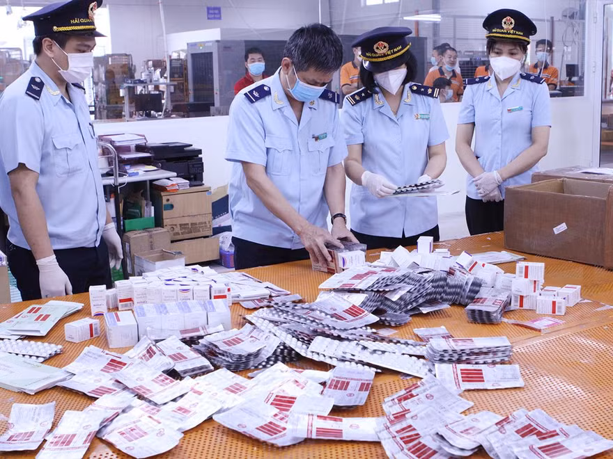 Hải quan kiểm tra thực tế lô hàng tân dược ngụy trang thực phẩm biếu tặng từ Ấn Độ gửi về Nội Bài