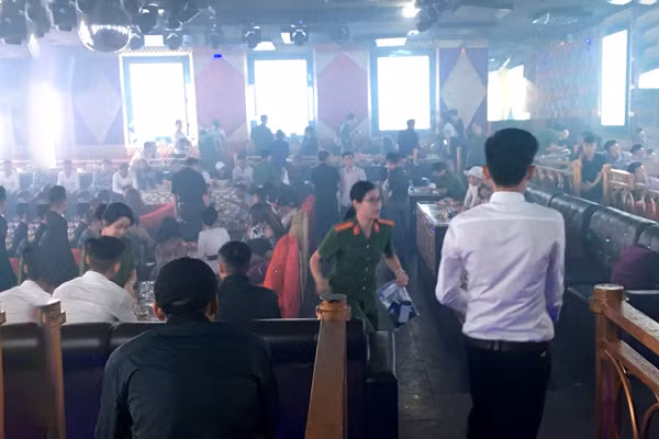 Lực lượng chức năng đột kích quán bar