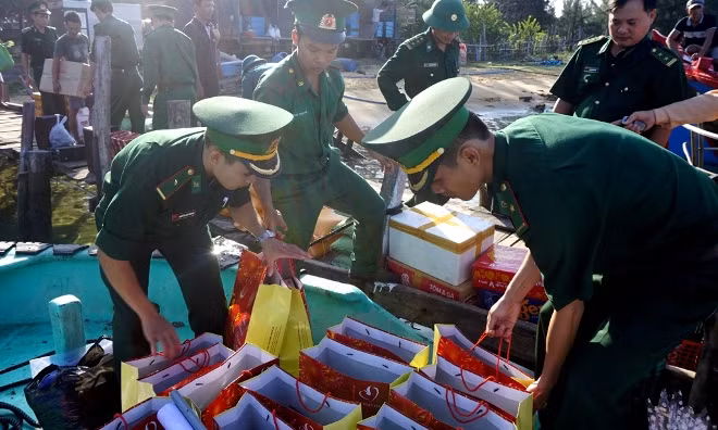 Cán bộ, chiến sĩ đồn Biên phòng Đầm Môn chuyển quà Tết lên tàu