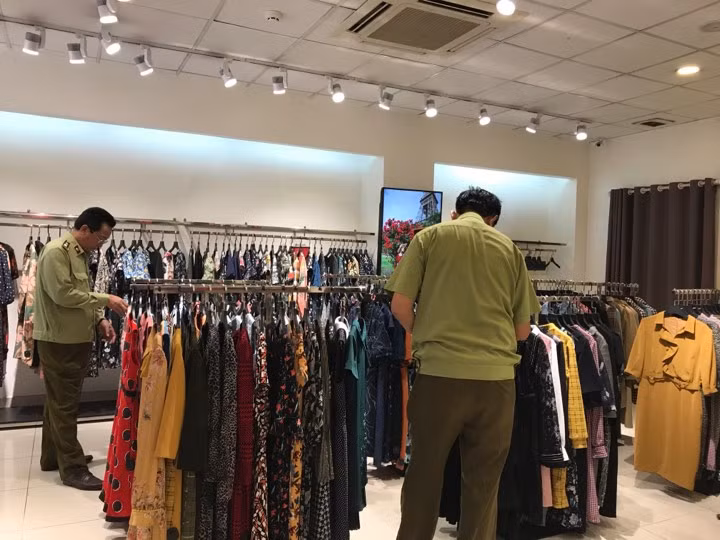 Đội QLTT số 14 chia thành 5 tổ kiểm tra 5 địa điểm kinh doanh Thương hiệu thời trang SEVEN.Am trên địa bàn Hà Nội