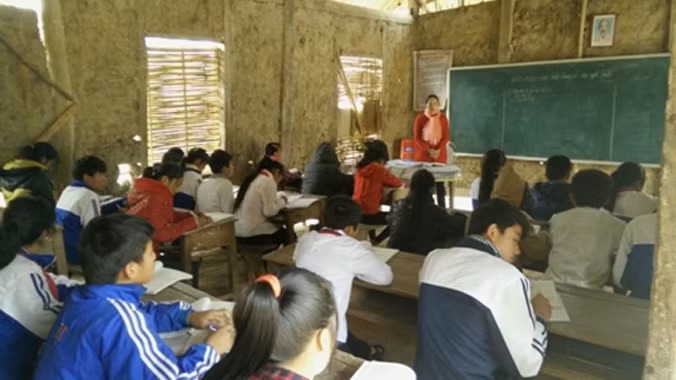 Nhiều học sinh ở Trường THCS Chiềng Sơ, Sơn La hiện vẫn đang phải học trong các phòng học tạm bằng nhà tranh vách đất.