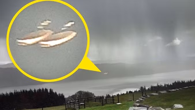 Hai vật thể bay lơ lửng phía trên hồ Loch Ness. Ảnh: Huffington Post.