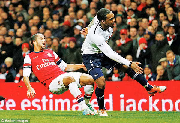 Pha va chạm gây chấn thương của Walcott. ẢNH: ACTION IMAGES 