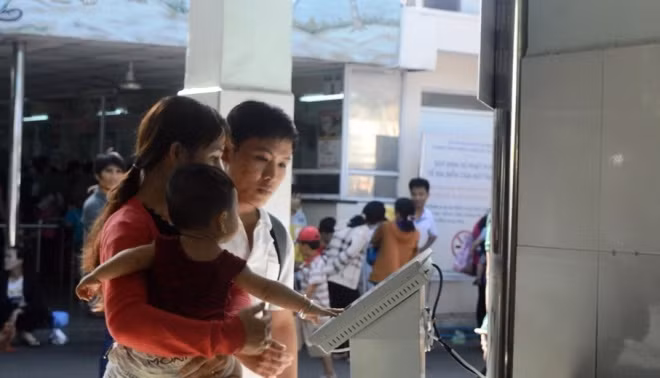 Người bệnh sử dụng máy điện tử để phán ánh điều không hài lòng lên Sở Y tế.