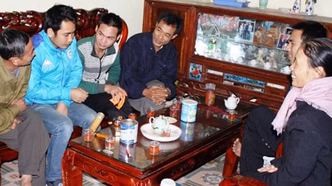  Gia đình các công nhân trong vụ sập hầm Đạ Dâng ngày nào cũng đông người đến hỏi thăm.