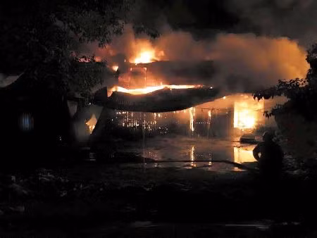 Ngọn lửa lớn bùng phát từ một gian hàng phía Tây chợ Ba Đồn sau đó lan ra các gian hàng khác.