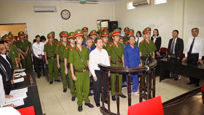 Năm 2014, bị cáo Dương Chí Dũng (áo trắng) và các đồng phạm đã bị xét xử về tội tham ô tài sản. Ảnh: Nguyến Tấn