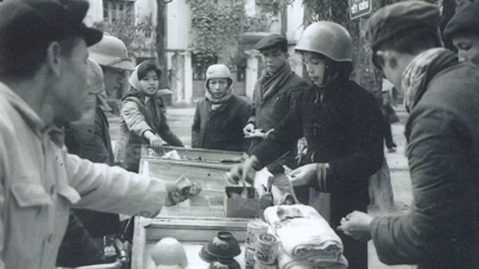 Bán hàng lưu động trong 12 ngày đêm “Hà Nội - Điện Biên Phủ trên không” cuối năm 1972. Ảnh: Trịnh Hải