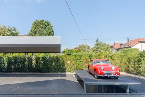 Thang máy đưa xe xuống garage ngầm mang phong cách 007.