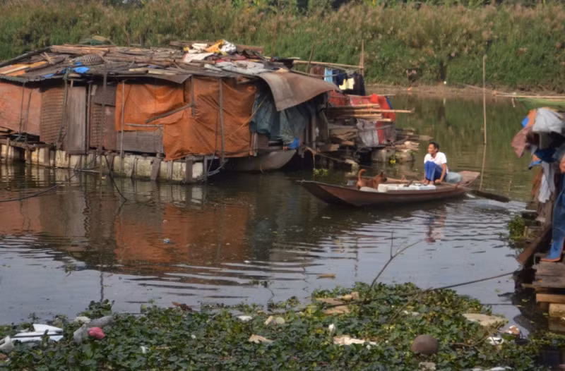 Những ngôi nhà phao nổi ven sông Hồng