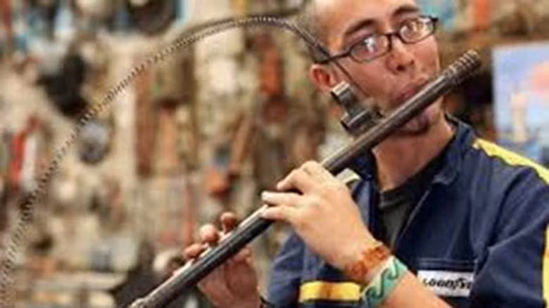 Nghệ sĩ Pedro Reyes đang độc tấu giai điệu "giã từ vũ khí" bằng cây sáo "nòng súng" AK-47.