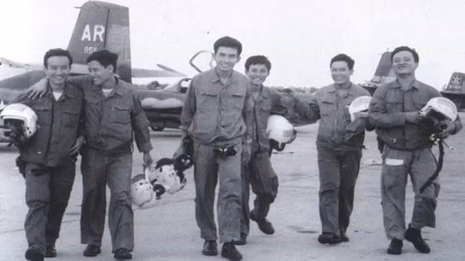 Phi đội Quyết thắng tại sân bay Thành Sơn trước khi đánh sân bay Tân Sơn Nhất chiều 28/4/1975 (phi công Từ Đễ thứ 3 từ trái qua phải).