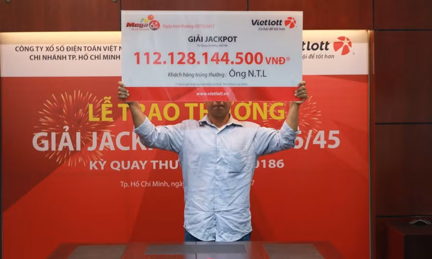 Khách hàng trúng Jackpot hơn 100 tỷ đồng che nửa mặt nhận giải