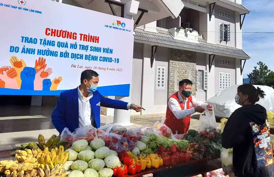 Tặng quà cho sinh viên gặp khó khăn 