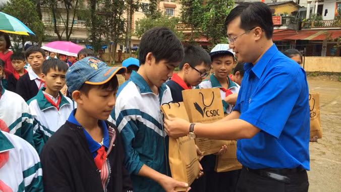 Bí thư T.Ư Đoàn Lê Quốc Phong trao quà Trung thu cho các em nhỏ tại Sa pa. ảnh: Anh Quân