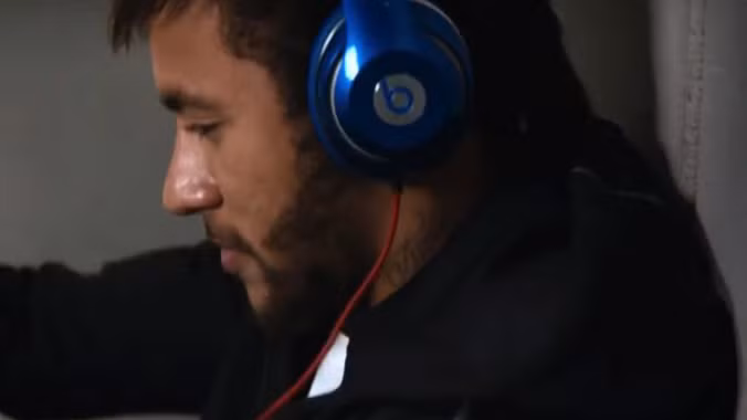  Đeo tai nghe Beats, Neymar đối mặt với án phạt