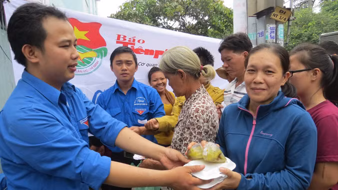 Báo Tiền Phong phát gần 300 suất cơm cho người nghèo
