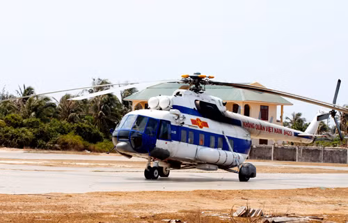 Đoàn công tác của Bộ Quốc phòng đến đảo Phú Quý chỉ đạo công tác tìm kiếm 2 tiêm kích Su-22. Ảnh: Trường Châu- Vnexpress 