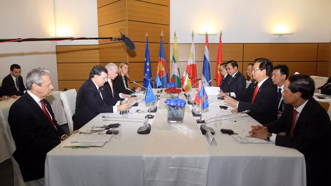 Thủ tướng Ý Matteo Renzi, Chủ tịch Hội đồng châu Âu Herman Van Rompuy và Chủ tịch Ủy ban châu Âu José Manuel Barroso đón Thủ tướng Nguyễn Tấn Dũng đến dự ASEM 10. Ảnh: TTXVN