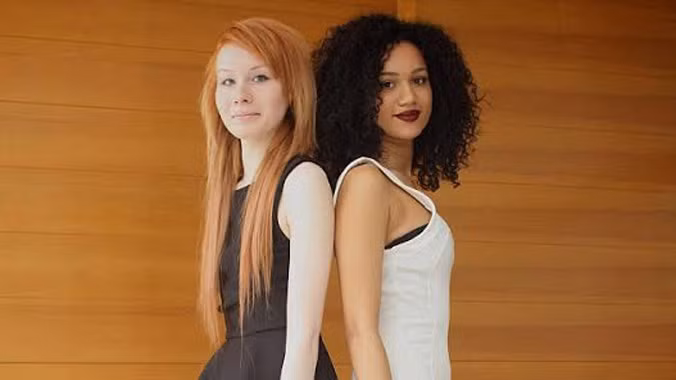 Lucy da trắng còn Maria da màu. Ảnh: Worldwide Features.