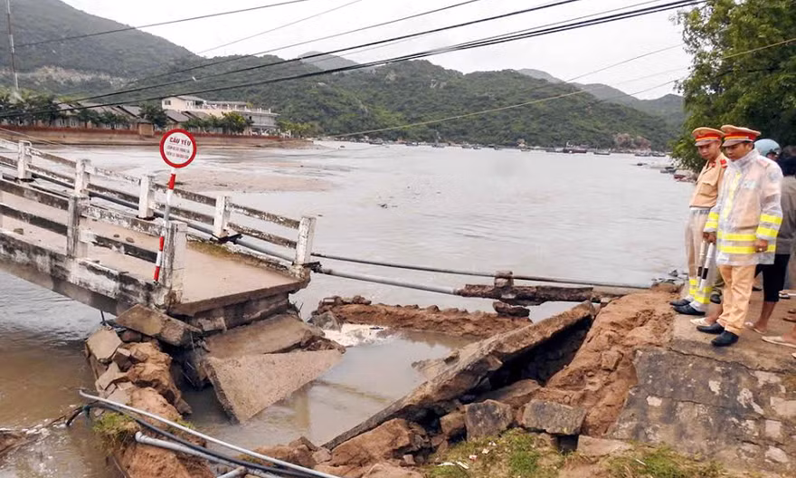 Nhịp cầu đầu tiên ở phía Nam cầu Vĩnh Hy bị sập.