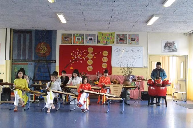 Dàn nhạc nhí cùng Daniel chơi bài trống cơm.