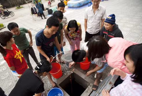 Người dân chung cư phải lấy nước từ các bể ngầm. Ảnh minh họa: Mai Uyên.