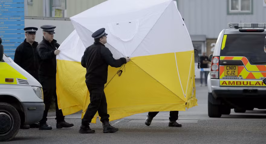 Cảnh sát Anh làm việc tại hiện trường vụ Skripal. Ảnh: AP